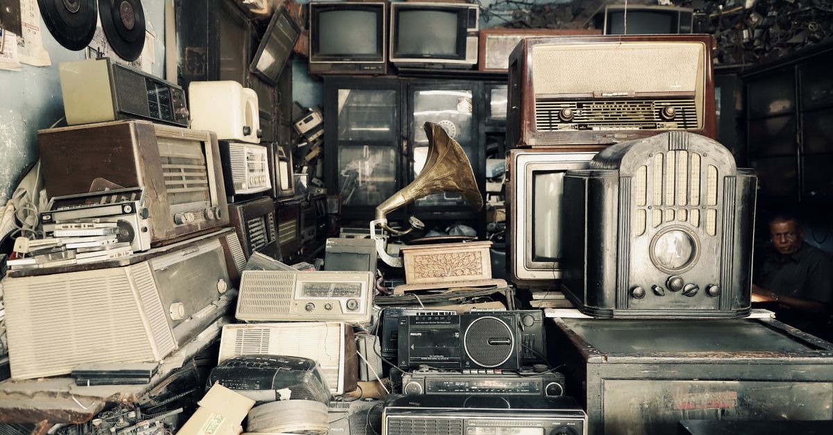 Collection d’appareils électroniques anciens et gramophone exposés dans une boutique vintage