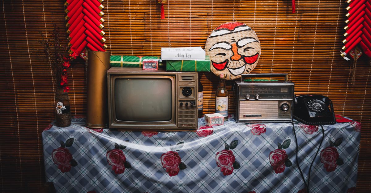 Pièce rétro vietnamienne avec télévision ancienne, radio et téléphone à cadran