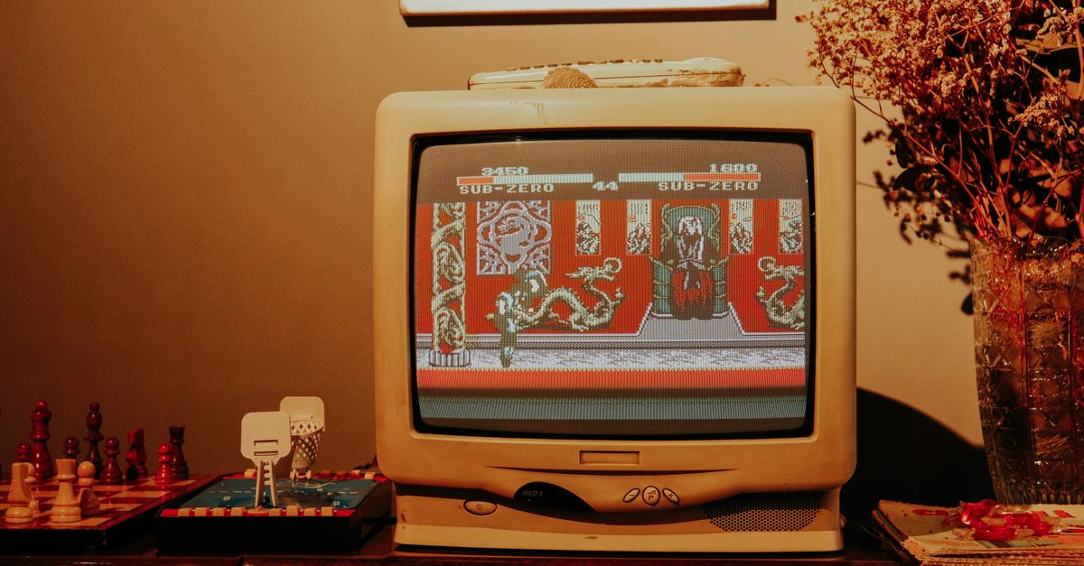Salon rétro avec télévision ancienne affichant un jeu vidéo classique sur un meuble en bois