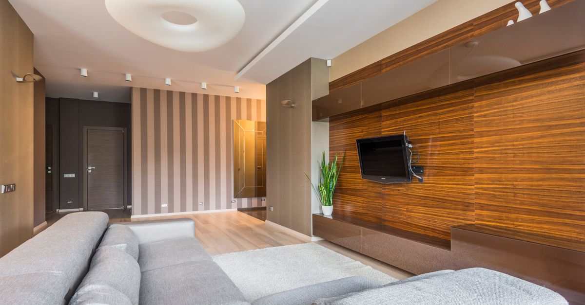 Salon moderne avec mobilier minimaliste et éléments de design épurés.