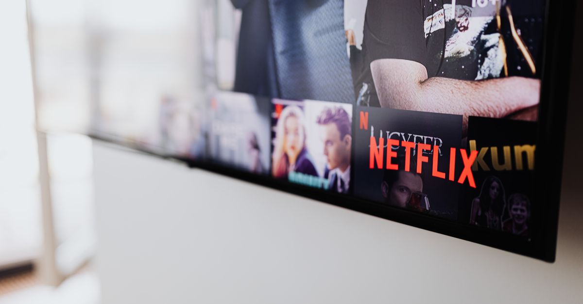 Écran de télévision affichant l'interface de Netflix dans un salon moderne