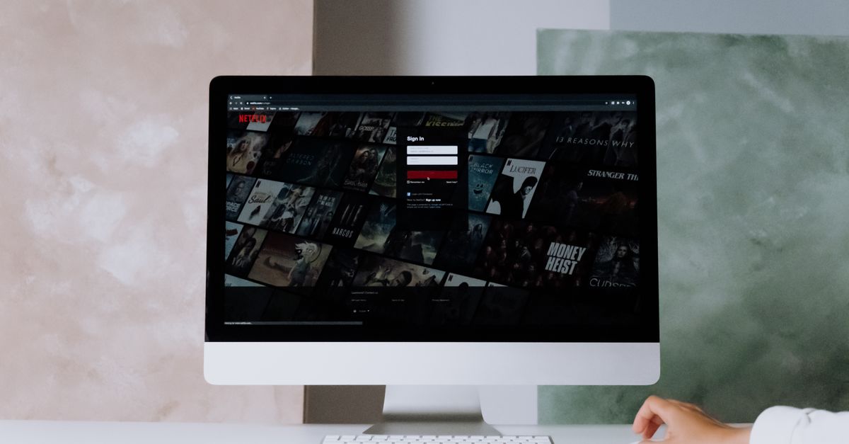 Écran d’ordinateur affichant une interface de streaming moderne sur un bureau épuré