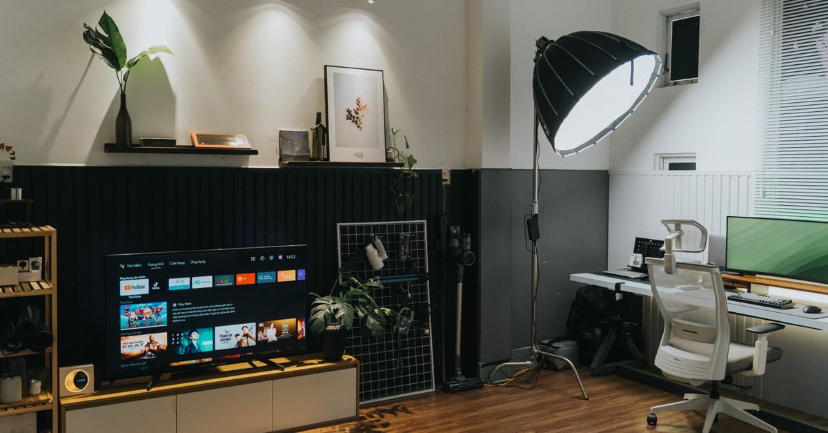 Espace de travail et salon contemporains avec mobilier design, ambiance chaleureuse et soignée.