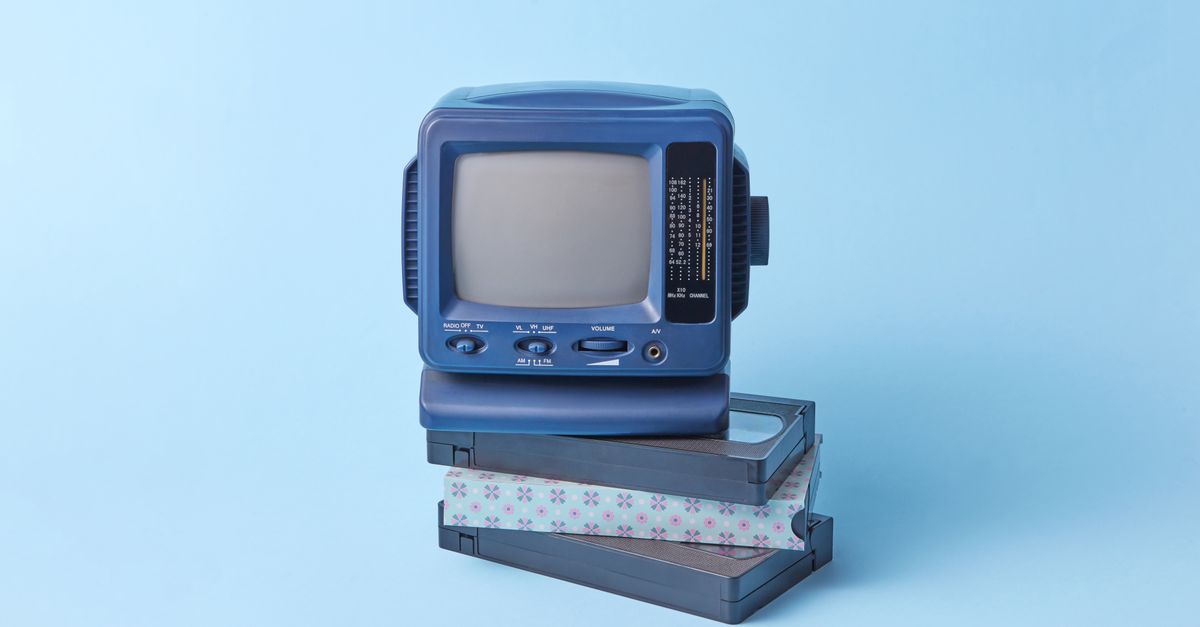 Téléviseur rétro bleu posé sur des cassettes VHS, ambiance pastel et nostalgique