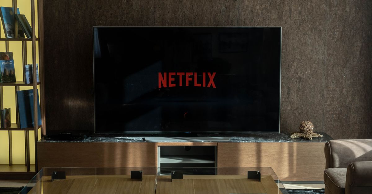 Salon confortable avec grande télévision diffusant Netflix, ambiance chaleureuse pour regarder des films