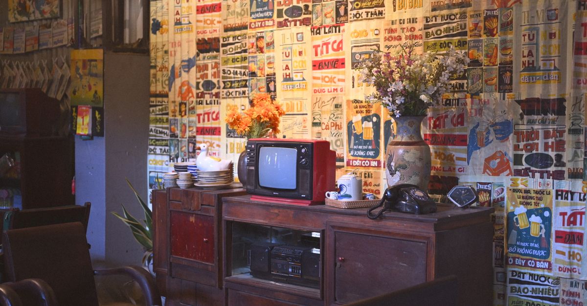 Salon rétro avec une télévision rouge vintage et papier peint coloré