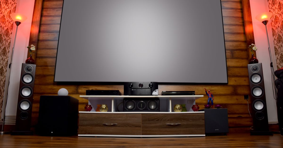 Salle de cinéma maison élégante avec grand écran et système audio visible
