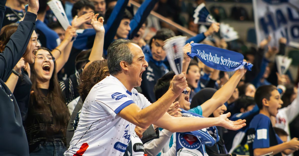 Supporters applaudissant et criant lors d’une rencontre sportive en extérieur