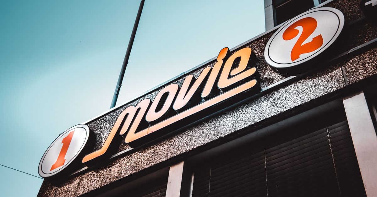 Enseigne de cinéma vintage vue en contre-plongée sous un ciel bleu à Berne
