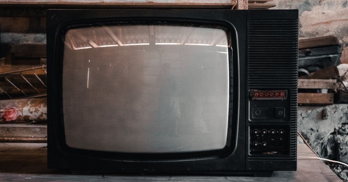 Téléviseur à tube cathodique noir dans un atelier rustique à l’ambiance vintage