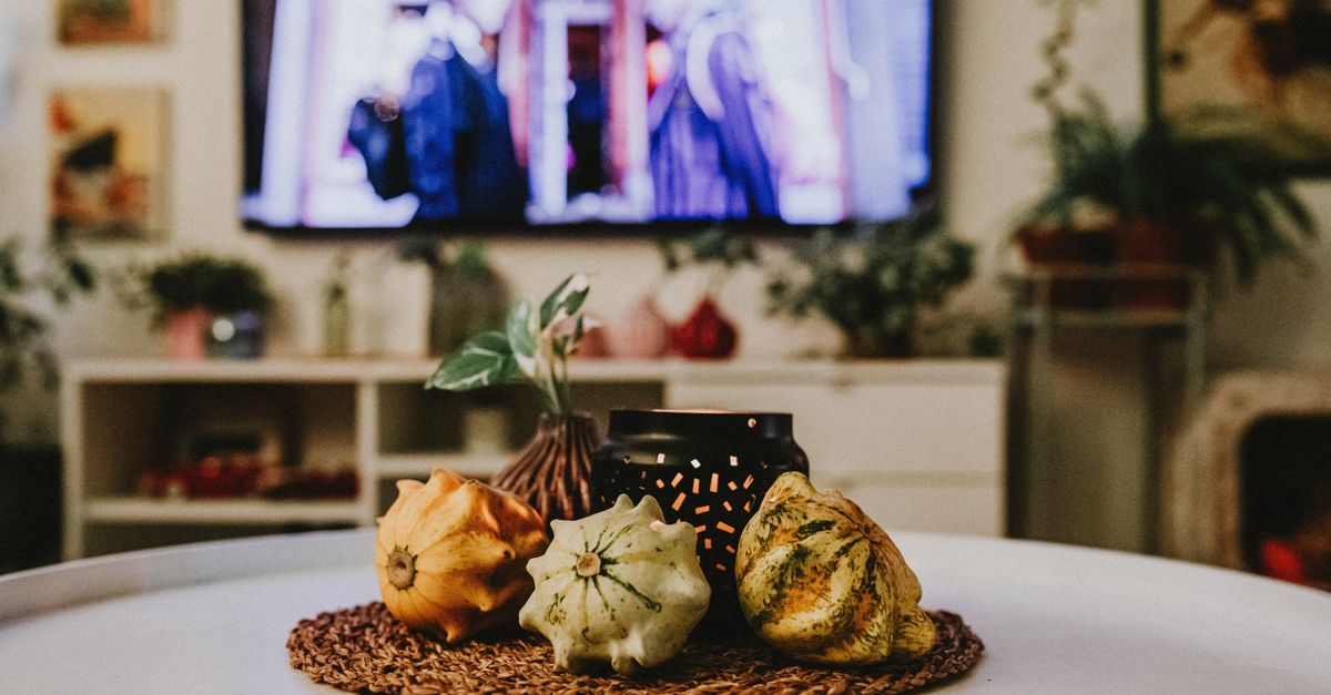 Table intérieure décorée de courges d’automne et objets rustiques pour une ambiance chaleureuse