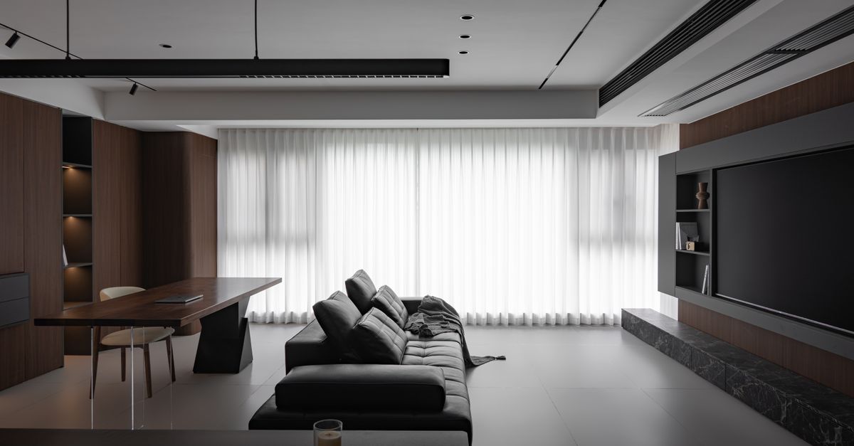 Salon lumineux à la décoration épurée avec mobilier contemporain et écran de télévision visible